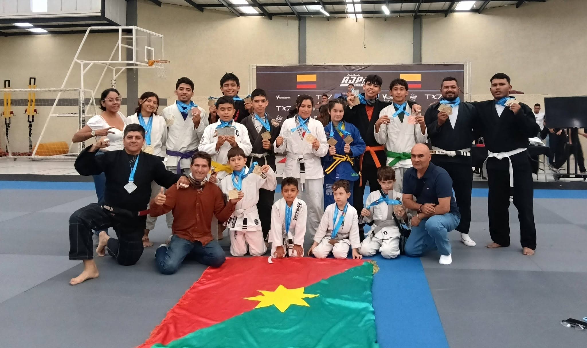 ¡Lluvia de oro! Atletas de Villanueva barren en torneo internacional de Jiu Jitsu.